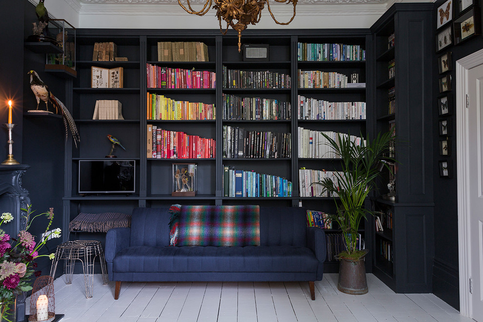 ロンドンにある中くらいなエクレクティックスタイルのおしゃれな書斎 (青い壁、塗装フローリング、白い床) の写真