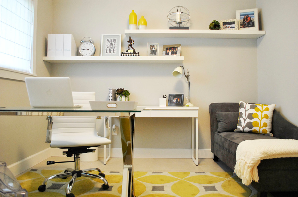 Idée de décoration pour un petit bureau design avec un mur gris, un sol en carrelage de céramique et un bureau indépendant.