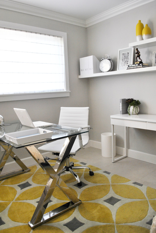 На фото: маленький кабинет в современном стиле с серыми стенами, полом из керамической плитки и отдельно стоящим рабочим столом для на участке и в саду с