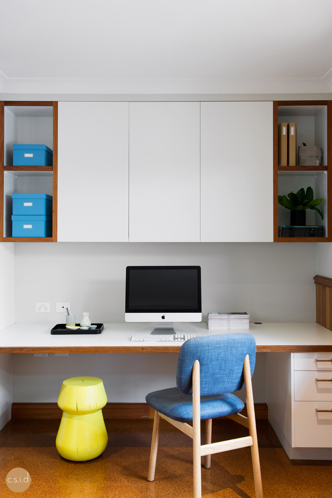 Idee per uno studio minimalista con pareti bianche e scrivania incassata