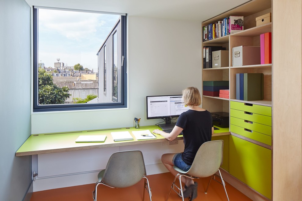 Foto på ett mellanstort funkis hemmastudio, med flerfärgade väggar och ett inbyggt skrivbord