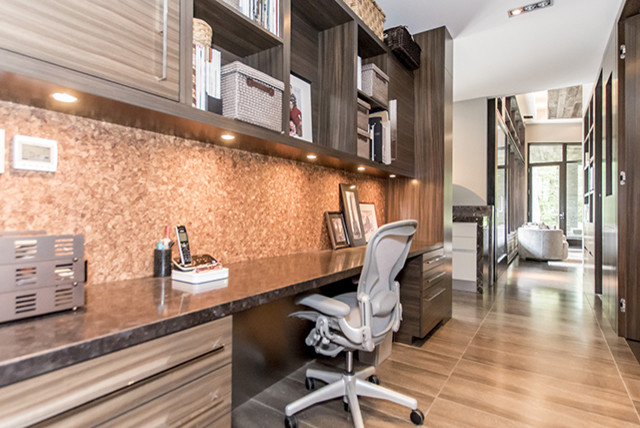 Mittelgroßes Modernes Arbeitszimmer ohne Kamin mit weißer Wandfarbe, Porzellan-Bodenfliesen, Einbau-Schreibtisch und braunem Boden in Toronto