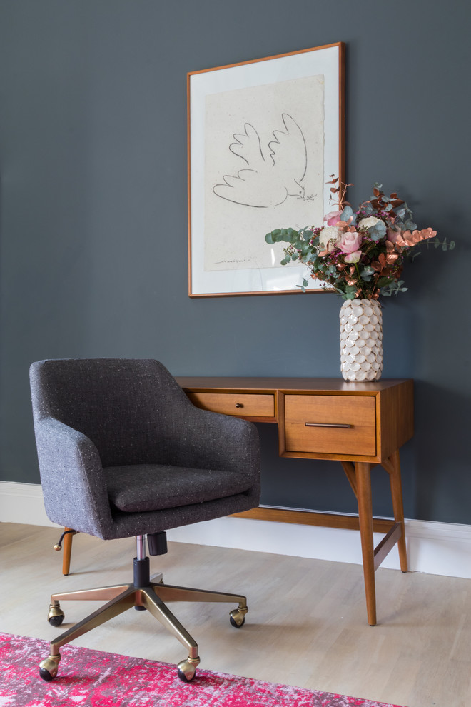 ロンドンにあるトランジショナルスタイルのおしゃれなホームオフィス・書斎 (青い壁、淡色無垢フローリング、自立型机) の写真