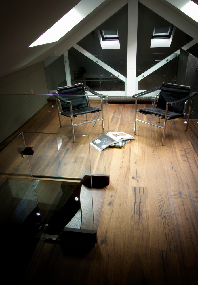 Kleines Modernes Arbeitszimmer mit Studio, grauer Wandfarbe und dunklem Holzboden in London