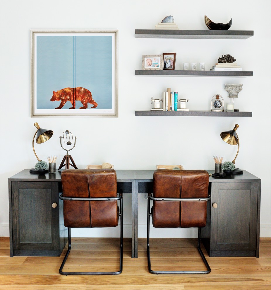 Imagen de despacho actual de tamaño medio sin chimenea con paredes blancas, suelo de madera clara, suelo marrón y escritorio independiente
