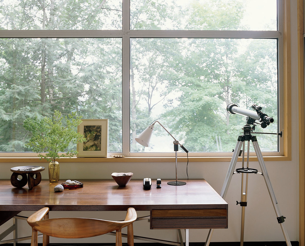 Imagen de despacho actual con paredes blancas y escritorio independiente