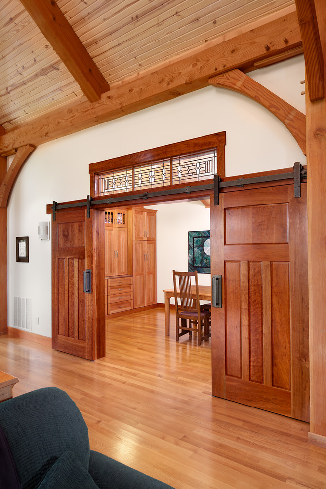 Imagen de sala de manualidades de estilo americano de tamaño medio con paredes blancas y suelo de madera clara