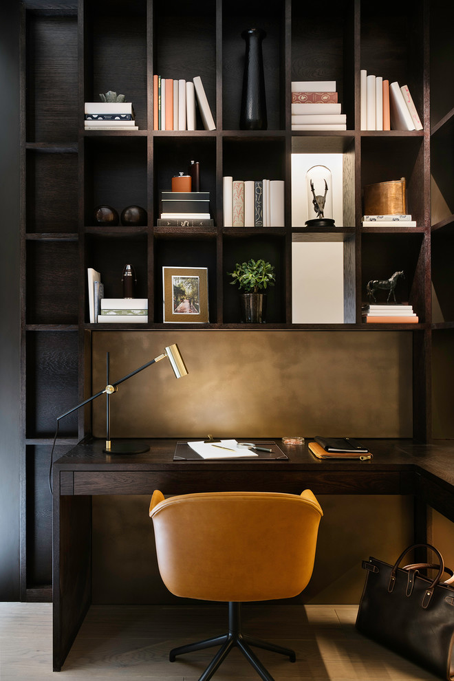 Imagen de despacho actual pequeño con paredes blancas, escritorio empotrado y suelo beige