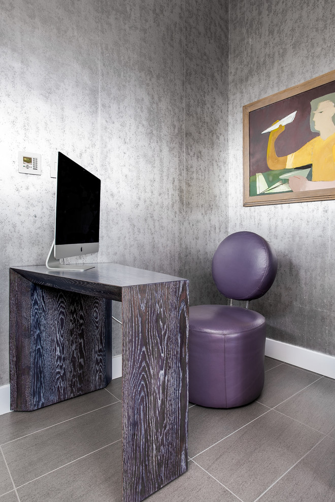 Свежая идея для дизайна: маленький кабинет в современном стиле с серыми стенами, горизонтальным камином, отдельно стоящим рабочим столом и серым полом для на участке и в саду - отличное фото интерьера