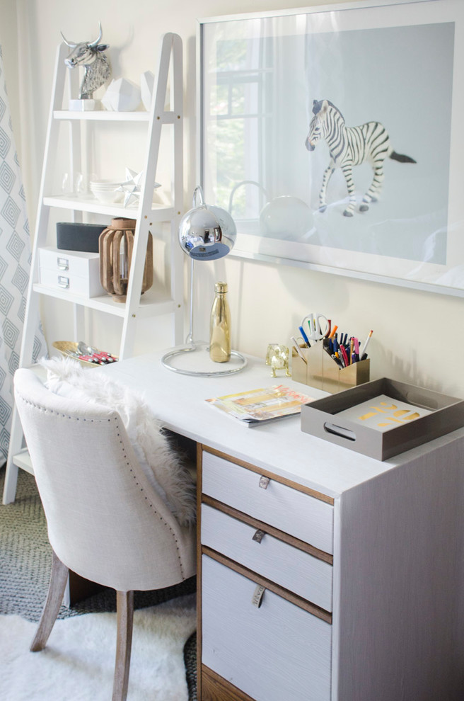 На фото: кабинет в современном стиле с ковровым покрытием, отдельно стоящим рабочим столом, серым полом и белыми стенами