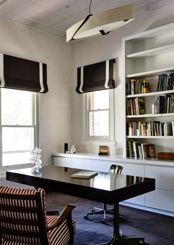 Foto de despacho contemporáneo grande con paredes blancas, moqueta y escritorio independiente