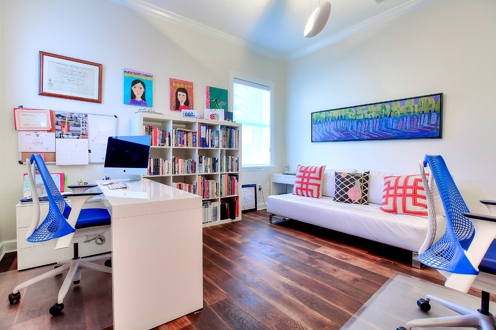 マイアミにあるトランジショナルスタイルのおしゃれなホームオフィス・書斎 (ベージュの壁、濃色無垢フローリング、暖炉なし、自立型机、茶色い床) の写真