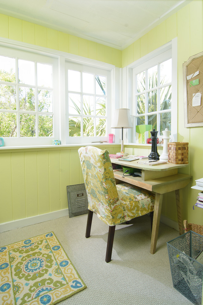 オーランドにある小さなトロピカルスタイルのおしゃれなホームオフィス・書斎 (緑の壁、カーペット敷き、自立型机) の写真