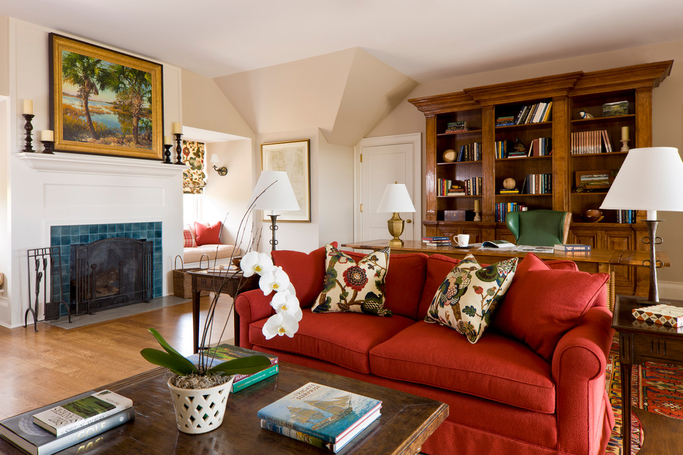チャールストンにある広いトラディショナルスタイルのおしゃれな書斎 (タイルの暖炉まわり、ベージュの壁、無垢フローリング、標準型暖炉、自立型机、茶色い床) の写真
