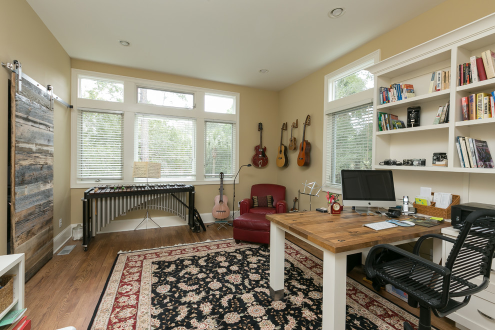 Esempio di un atelier classico con pareti beige, pavimento in legno massello medio e scrivania autoportante