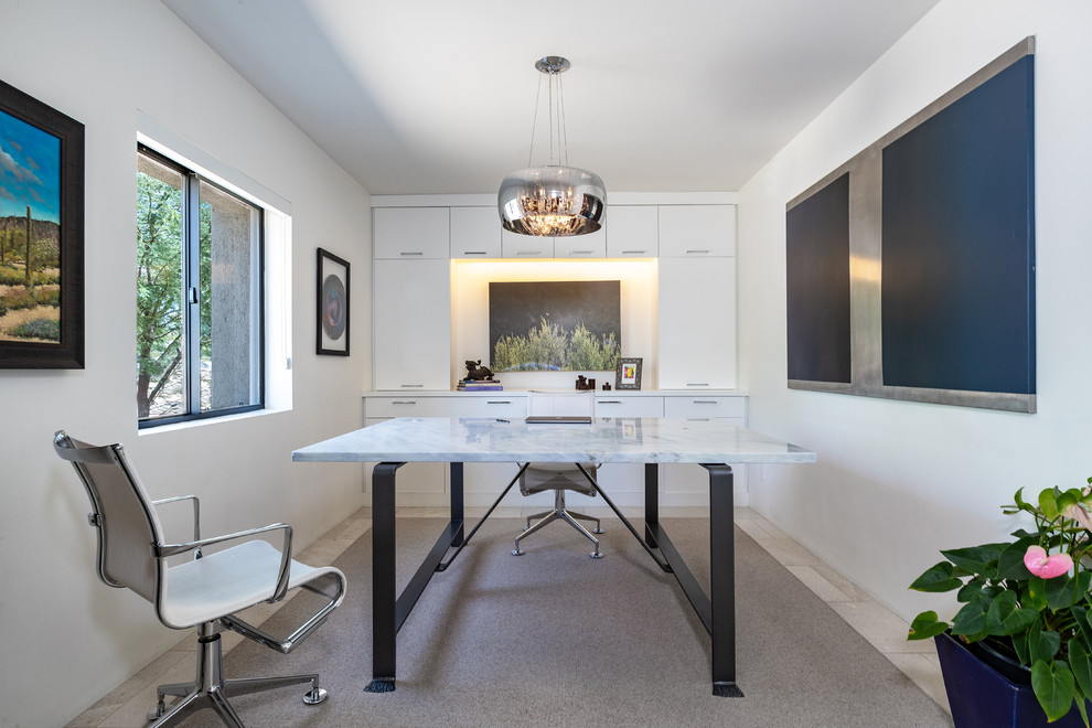 Idéer för ett mellanstort modernt hemmastudio, med vita väggar, kalkstensgolv, ett fristående skrivbord och beiget golv
