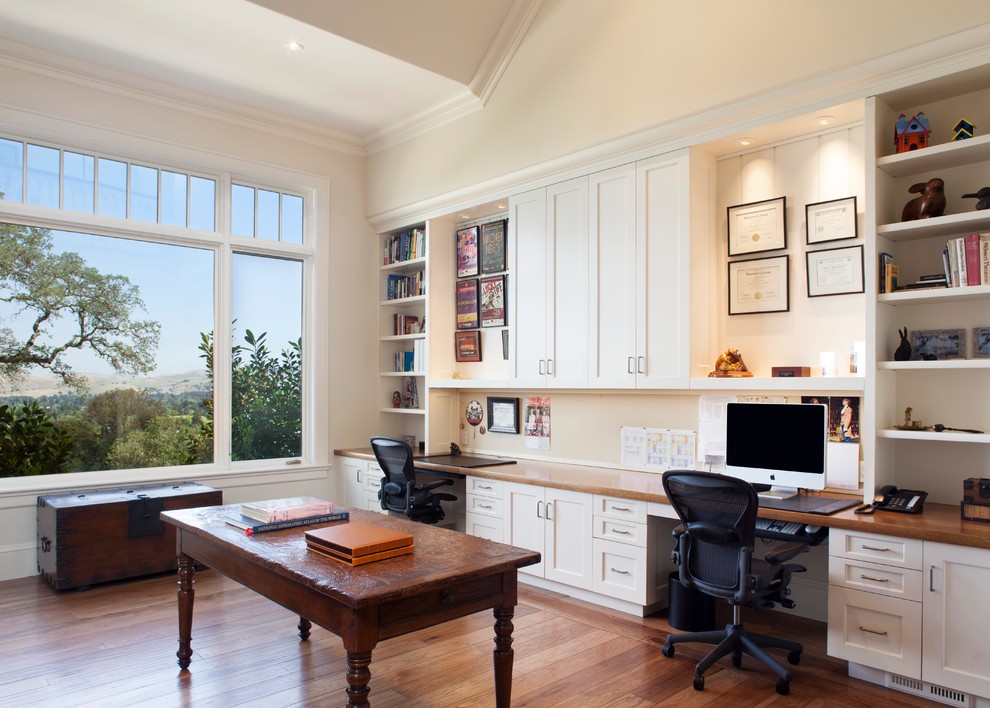 サンフランシスコにあるトラディショナルスタイルのおしゃれなホームオフィス・書斎の写真
