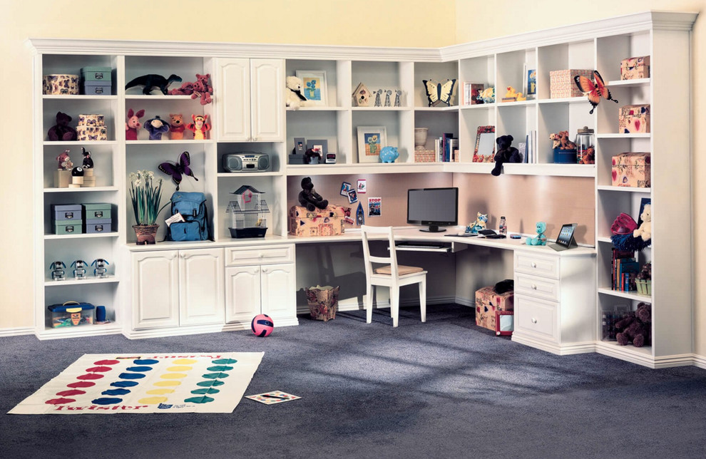 Modelo de despacho tradicional renovado grande sin chimenea con paredes negras, moqueta, escritorio empotrado y suelo azul