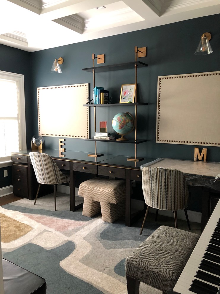 ニューヨークにあるコンテンポラリースタイルのおしゃれなホームオフィス・書斎 (ライブラリー、青い壁、濃色無垢フローリング、暖炉なし、造り付け机、茶色い床) の写真