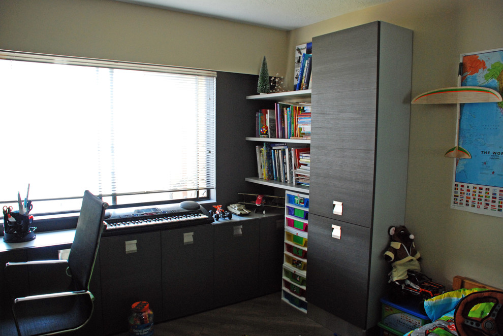This is an example of a contemporary home office in Vancouver.