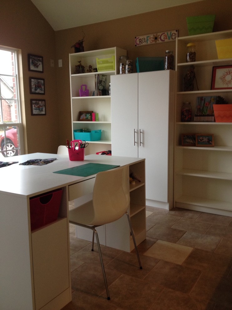 Idee per una stanza da lavoro contemporanea di medie dimensioni con pareti beige, pavimento con piastrelle in ceramica e scrivania autoportante