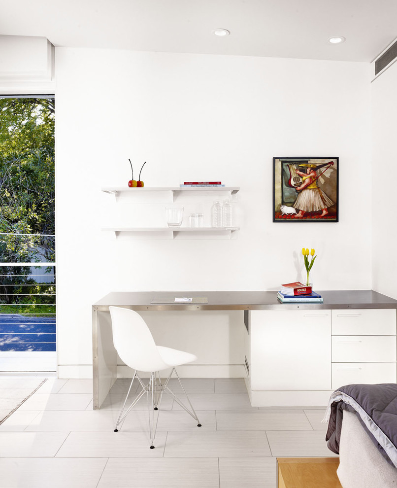 На фото: кабинет в стиле модернизм с белыми стенами с
