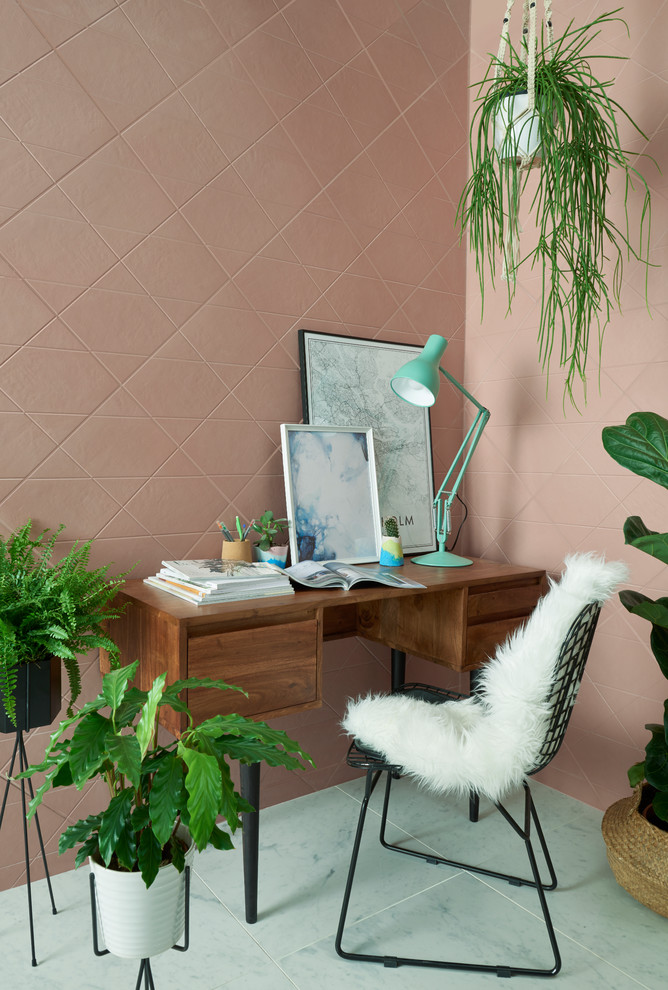 Modernes Arbeitszimmer mit rosa Wandfarbe, Marmorboden, freistehendem Schreibtisch und weißem Boden in Sonstige