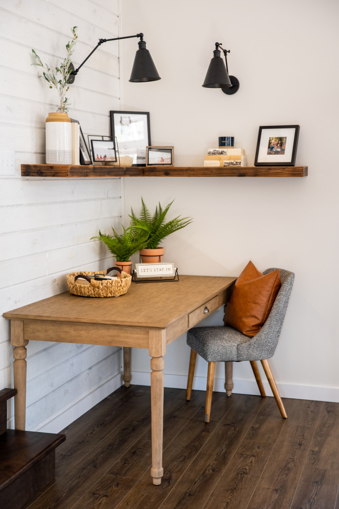 Diseño de despacho clásico renovado de tamaño medio con paredes blancas, suelo de madera en tonos medios, escritorio independiente y suelo marrón