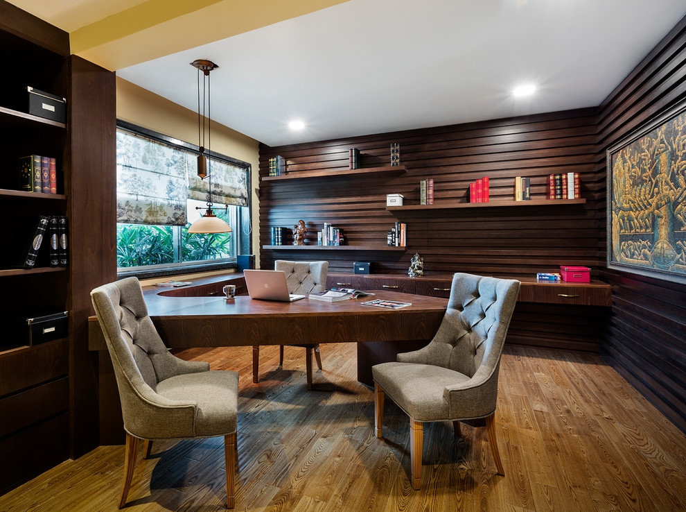 バンガロールにあるコンテンポラリースタイルのおしゃれな書斎 (濃色無垢フローリング、自立型机、茶色い床) の写真