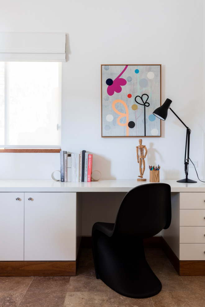 Immagine di un ufficio minimalista di medie dimensioni con pareti bianche, pavimento in travertino, scrivania incassata e pavimento marrone
