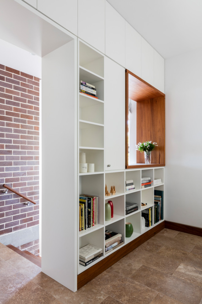 Idées déco pour un bureau rétro de taille moyenne avec un mur blanc, un sol en travertin, un bureau intégré et un sol marron.
