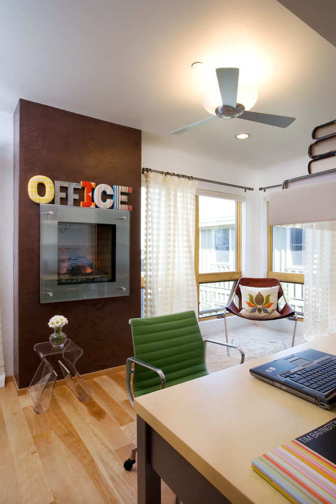 Mittelgroßes Industrial Arbeitszimmer mit weißer Wandfarbe, braunem Holzboden, Kamin, freistehendem Schreibtisch und braunem Boden in Salt Lake City
