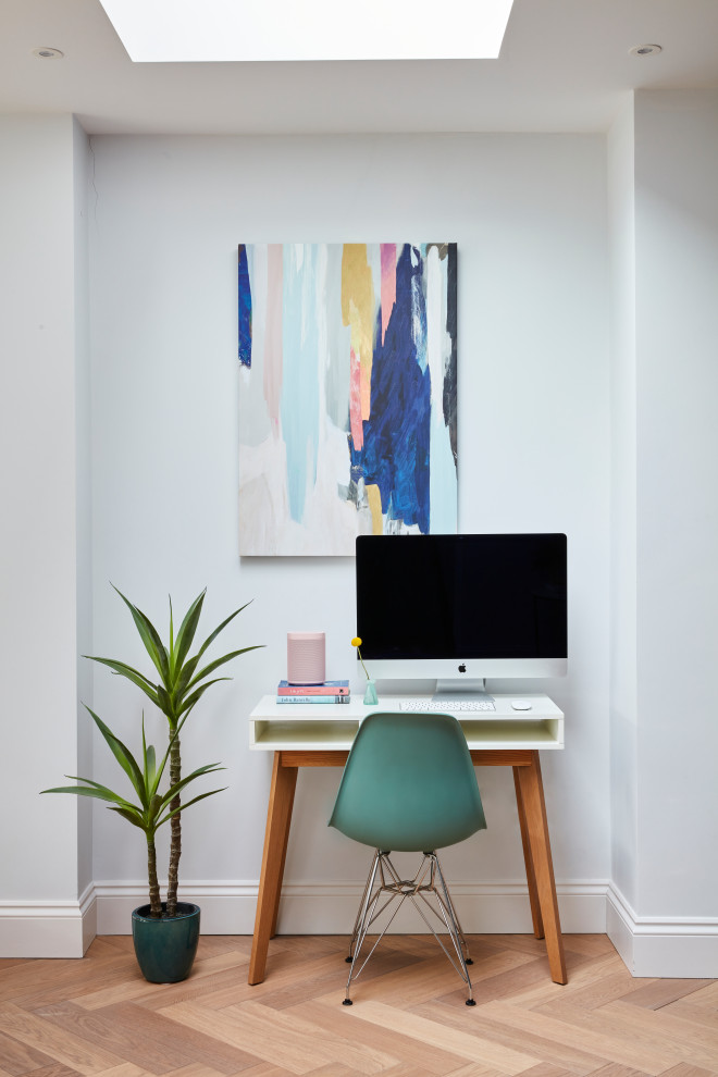 Свежая идея для дизайна: рабочее место среднего размера в стиле неоклассика (современная классика) с отдельно стоящим рабочим столом, коричневым полом, серыми стенами и паркетным полом среднего тона - отличное фото интерьера