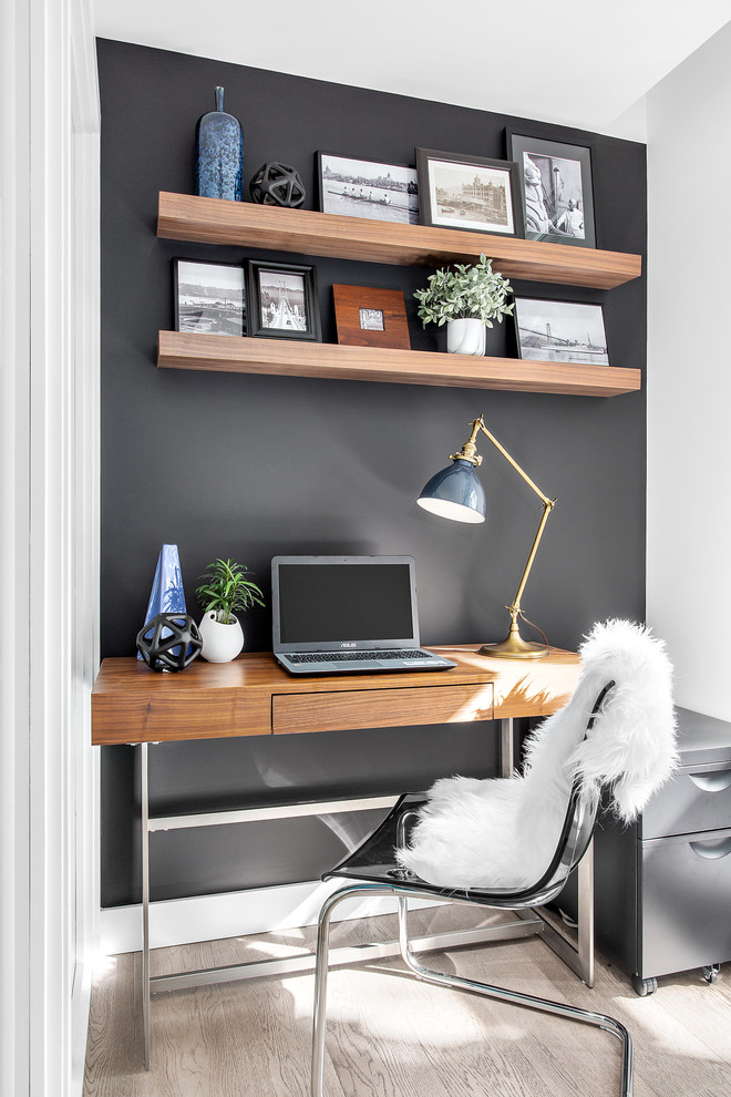 Idées déco pour un petit bureau contemporain avec un mur noir, parquet clair, un bureau indépendant et un sol marron.