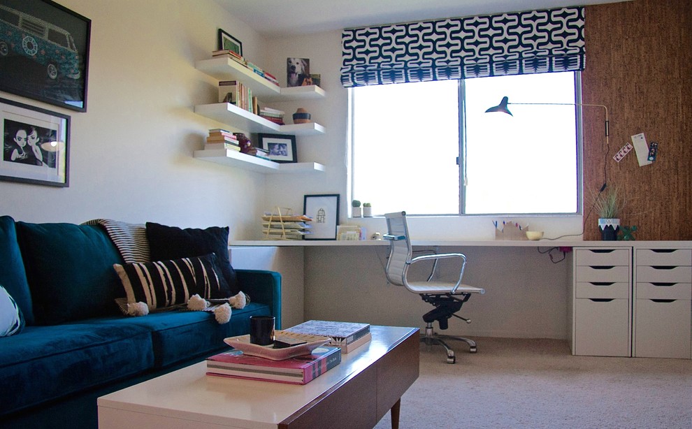Idee per un piccolo ufficio minimalista con pareti bianche, moquette, scrivania incassata e pavimento beige