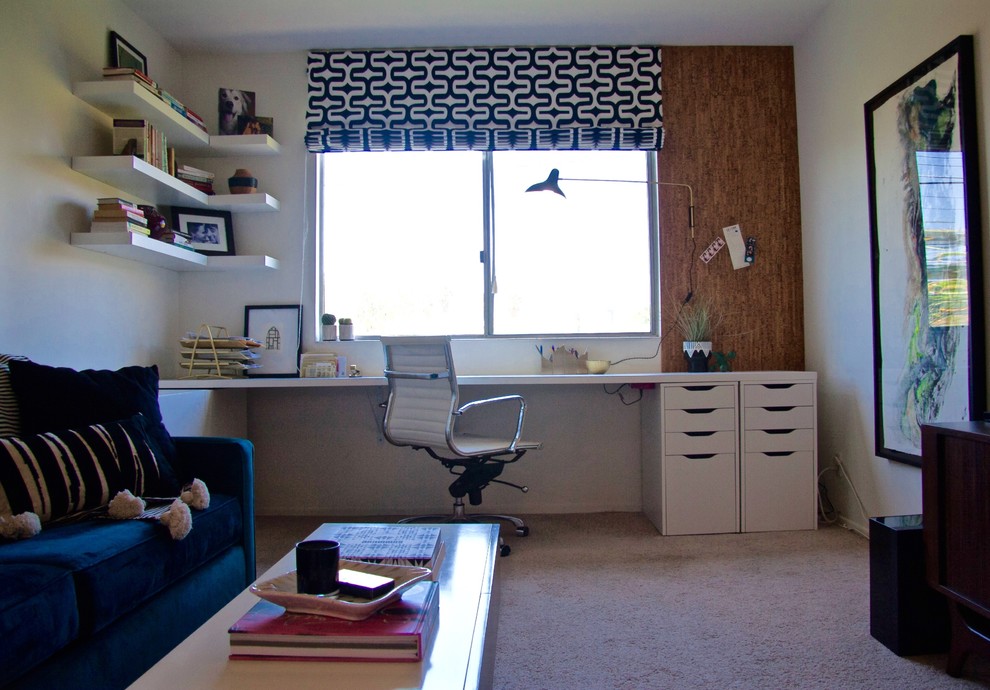 Foto de despacho minimalista de tamaño medio con paredes blancas, moqueta, escritorio empotrado y suelo beige