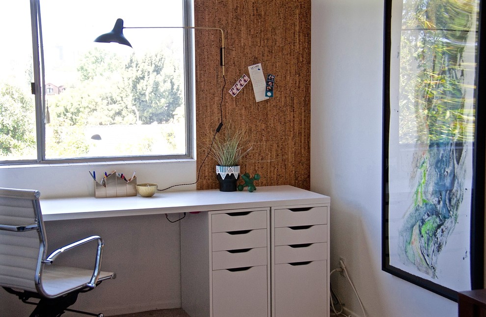 Ispirazione per un piccolo ufficio minimalista con pareti bianche, moquette, scrivania incassata e pavimento beige