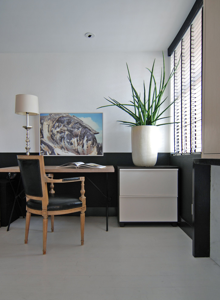 Immagine di un piccolo atelier contemporaneo con pareti bianche, pavimento in legno verniciato e scrivania autoportante
