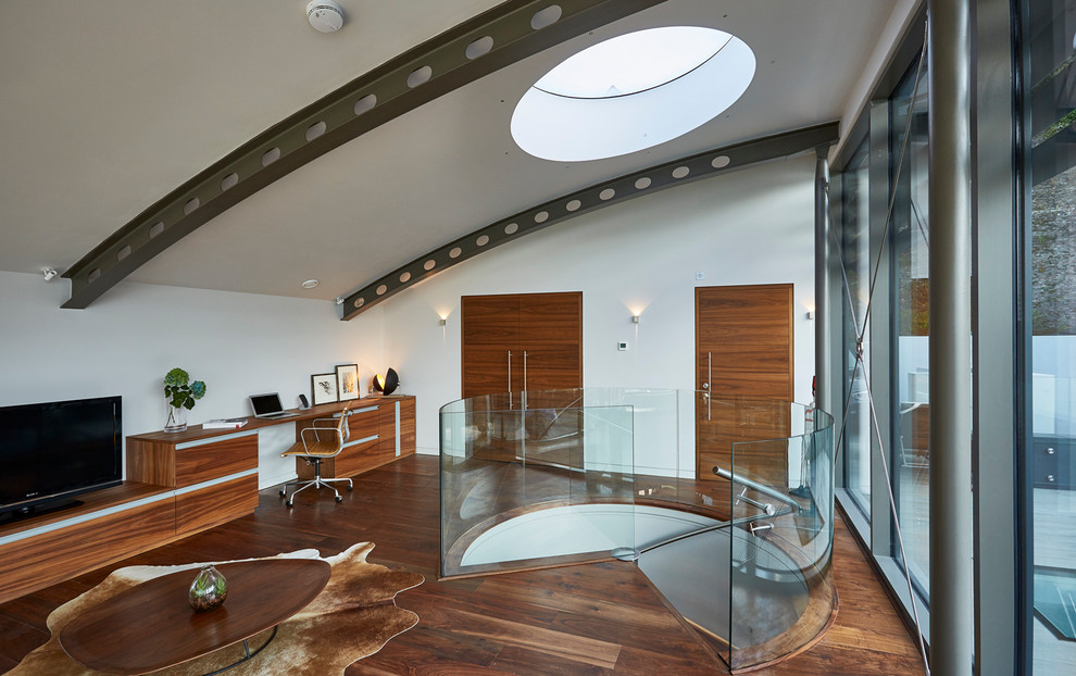 Exemple d'un bureau tendance avec un mur blanc, un sol en bois brun et un bureau intégré.