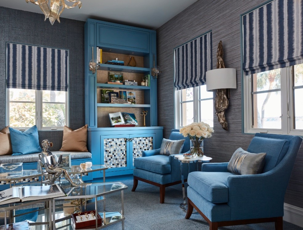 Идея дизайна: большой домашняя библиотека в стиле неоклассика (современная классика) с синими стенами, ковровым покрытием, встроенным рабочим столом и синим полом