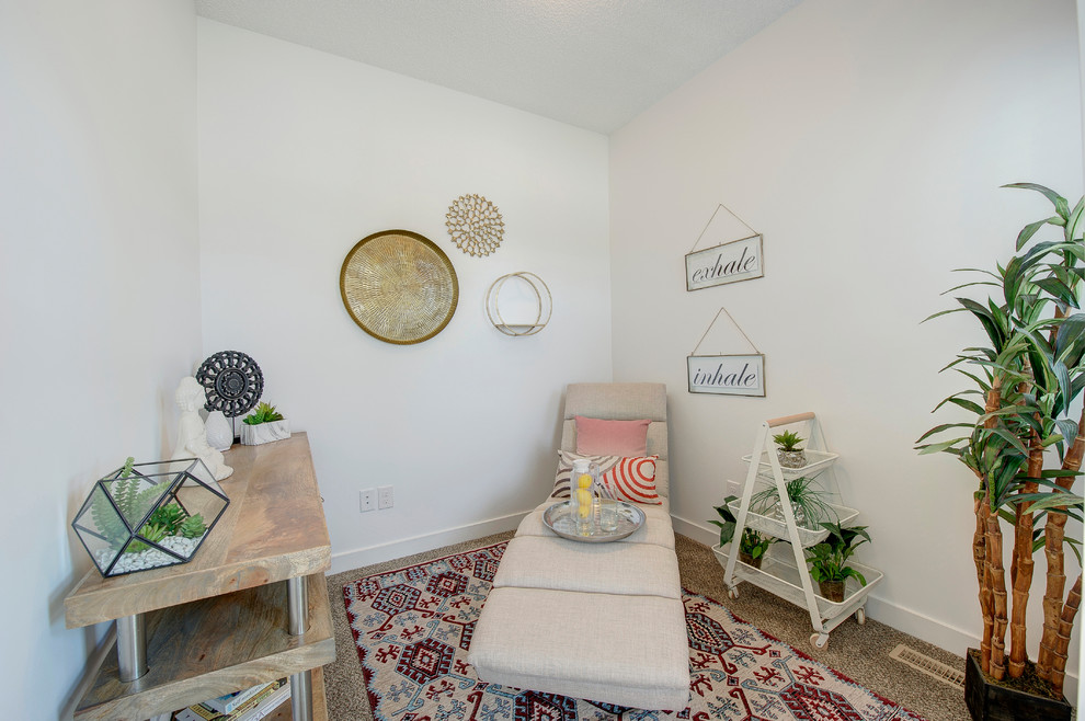 エドモントンにある低価格の小さなトランジショナルスタイルのおしゃれな書斎 (白い壁、カーペット敷き、ベージュの床) の写真