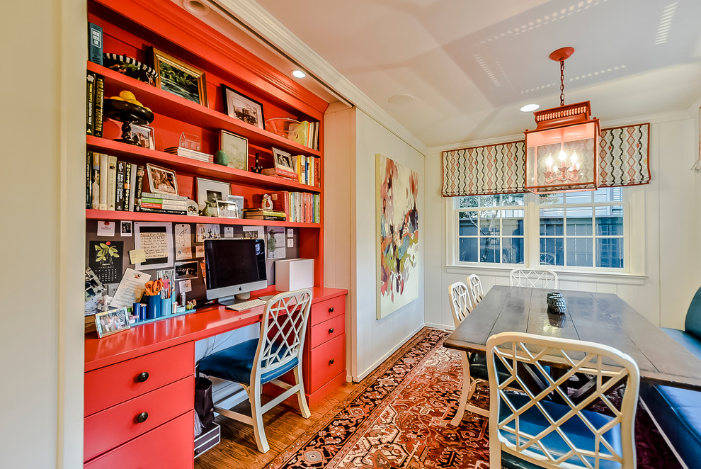 Imagen de despacho clásico renovado pequeño con paredes blancas, suelo de madera en tonos medios y escritorio empotrado