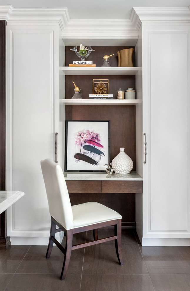 Ejemplo de despacho clásico pequeño con suelo de baldosas de porcelana, escritorio empotrado y suelo marrón