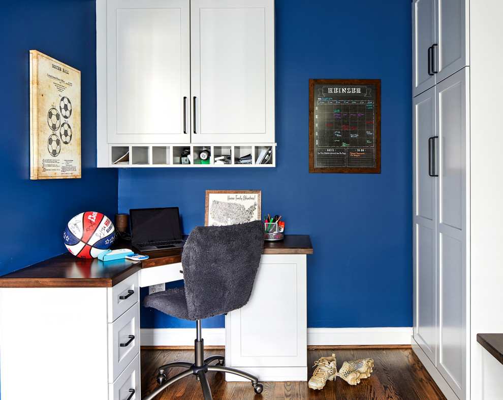 Inspiration for a traditional home office in DC Metro.