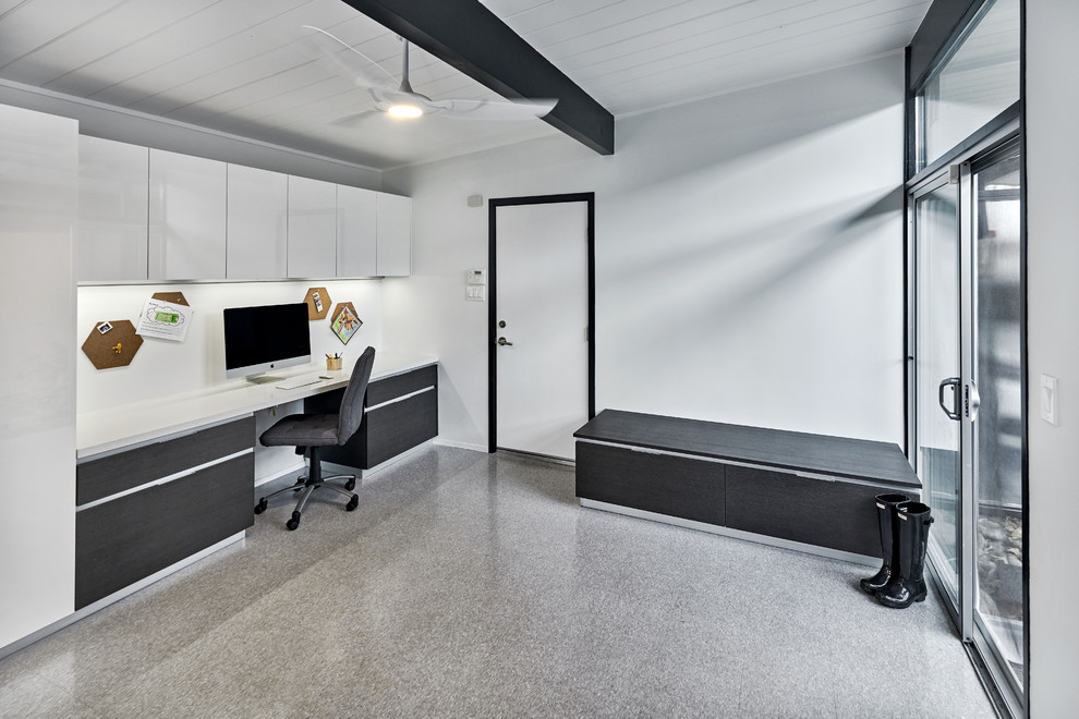 Cette photo montre un bureau moderne de taille moyenne avec un mur blanc, un sol en linoléum, un bureau intégré et un sol gris.