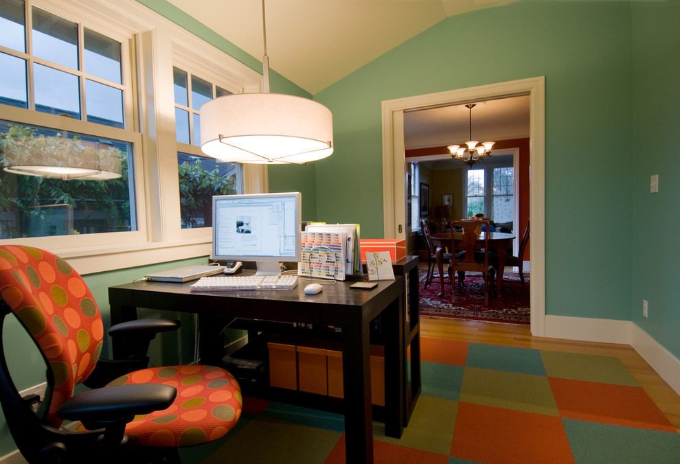 Idéer för funkis arbetsrum, med blå väggar och ett fristående skrivbord
