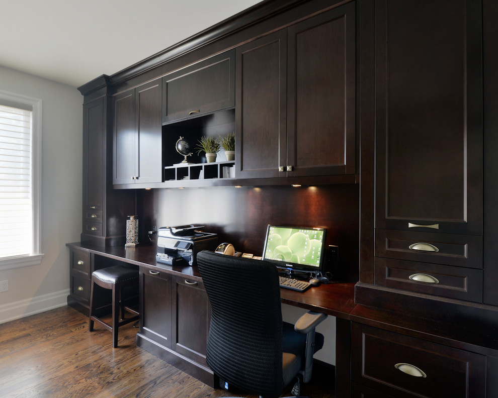 Home office - traditional home office idea in Ottawa