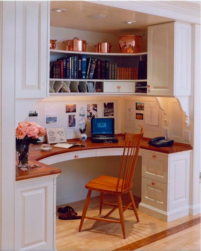ボストンにある広いトラディショナルスタイルのおしゃれな書斎 (白い壁、淡色無垢フローリング、暖炉なし、造り付け机、ベージュの床) の写真
