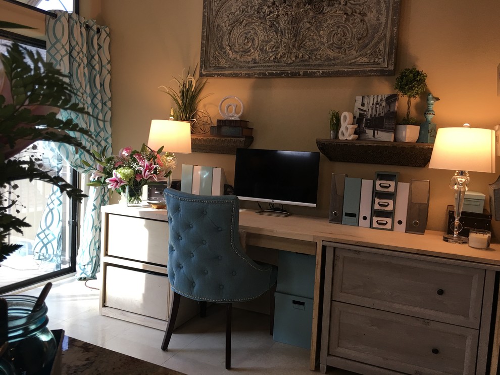 Foto di un piccolo ufficio classico con pareti beige, pavimento in marmo, nessun camino, scrivania incassata e pavimento bianco