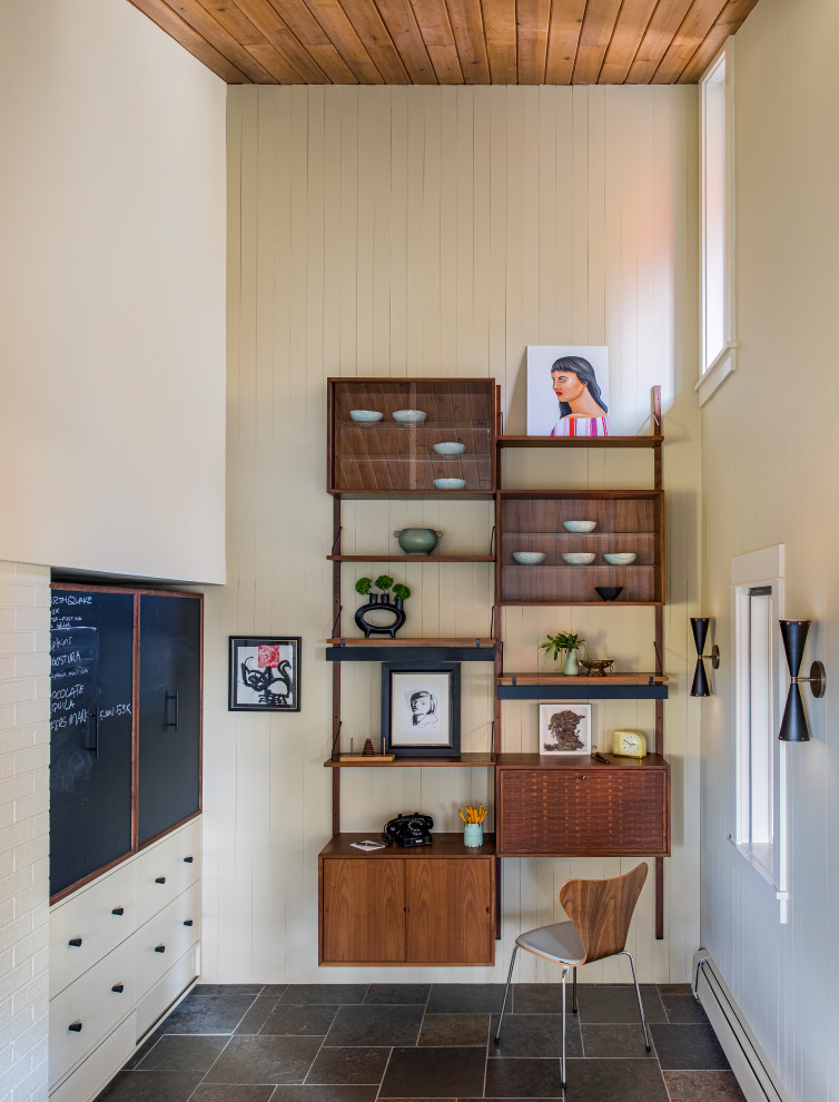 Источник вдохновения для домашнего уюта: рабочее место среднего размера в стиле ретро с бежевыми стенами, полом из сланца, встроенным рабочим столом и коричневым полом